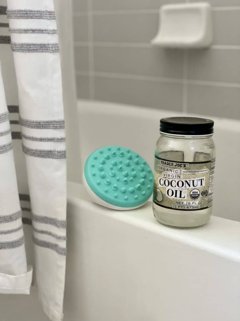 Bathtub with an anti-cellulite massager and coconut oil